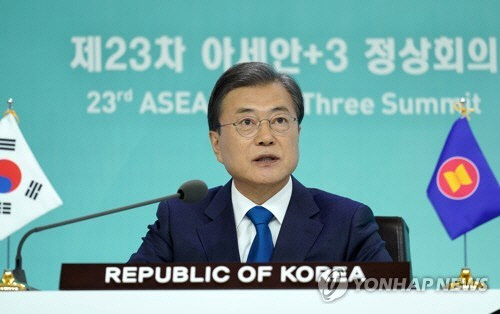 문재인 대통령이 14일 오후 청와대에서 열린 '아세안+3' 화상 정상회의에서 발언하고 있다. <연합뉴스>